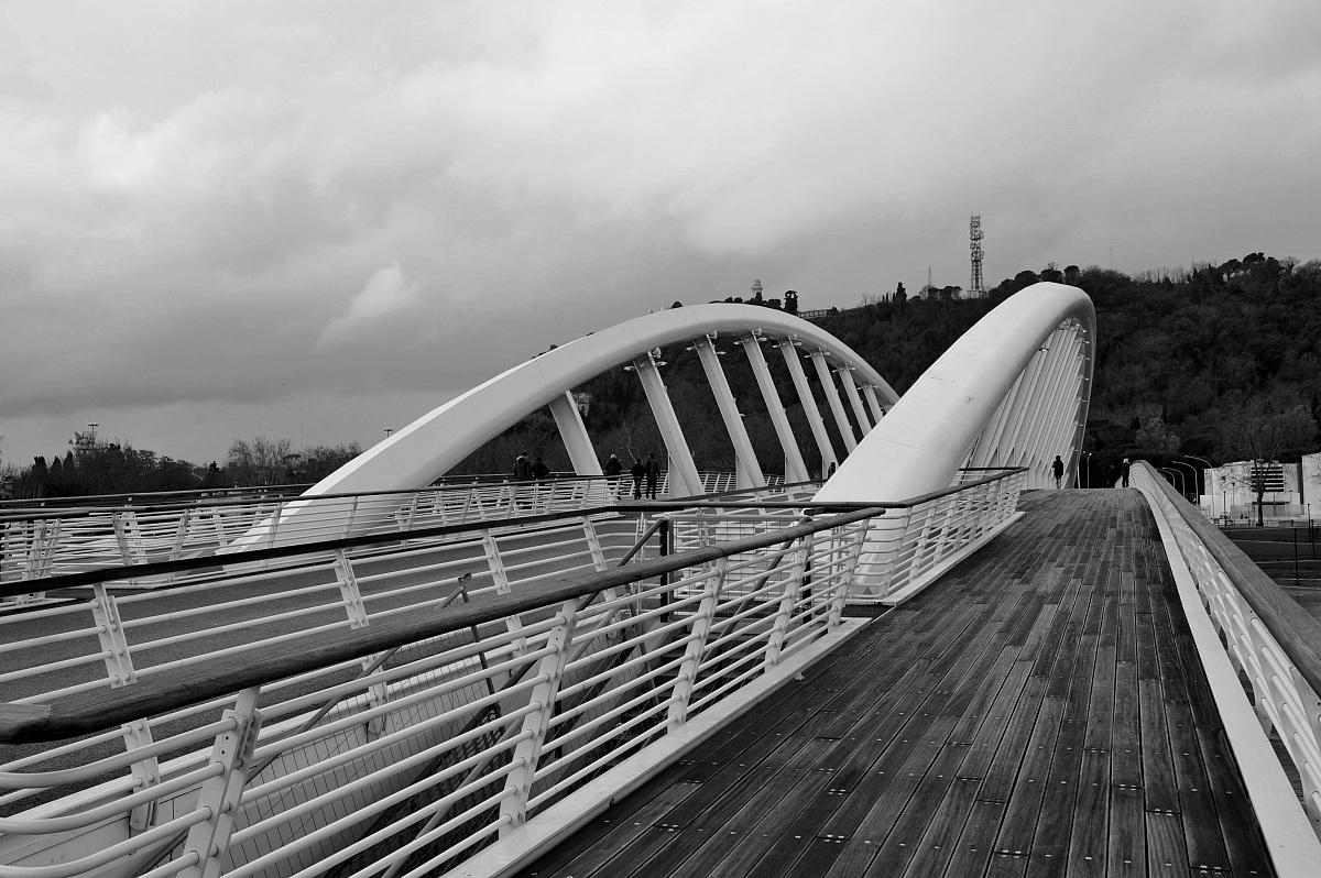 The last bridge in Rome ...