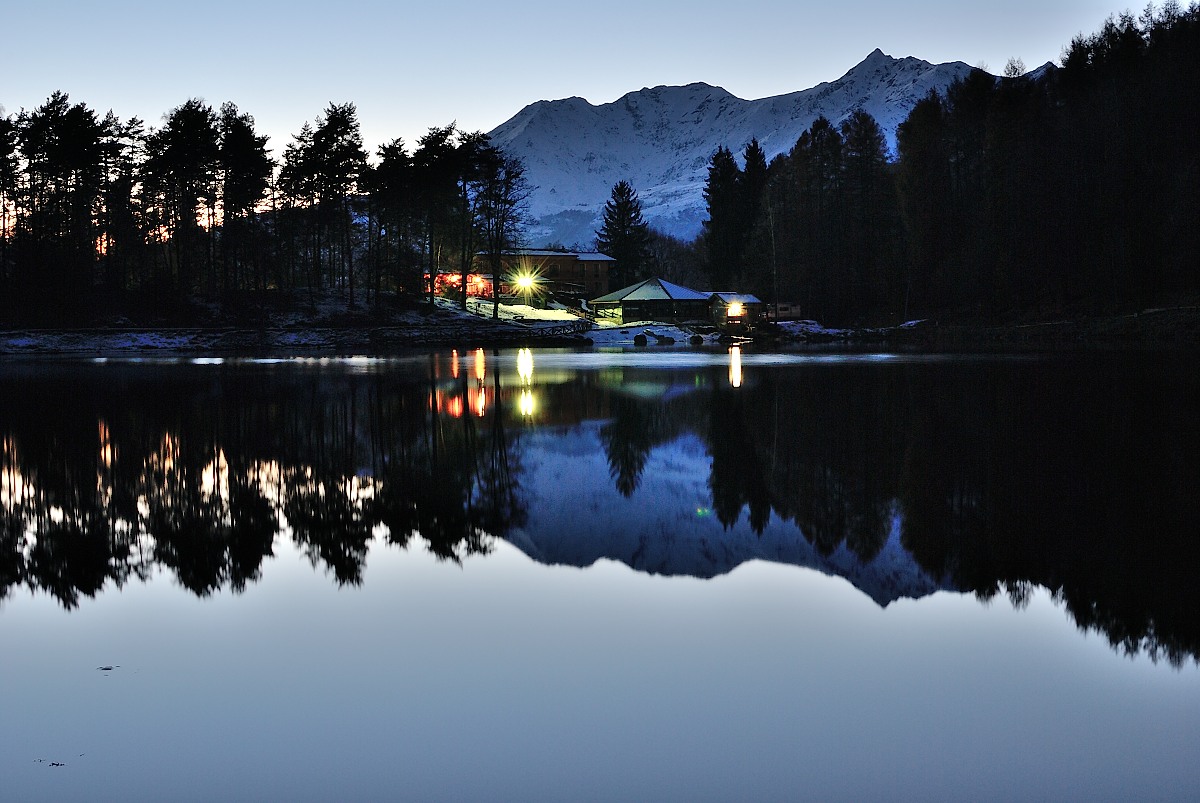 Lake Meugliano by night