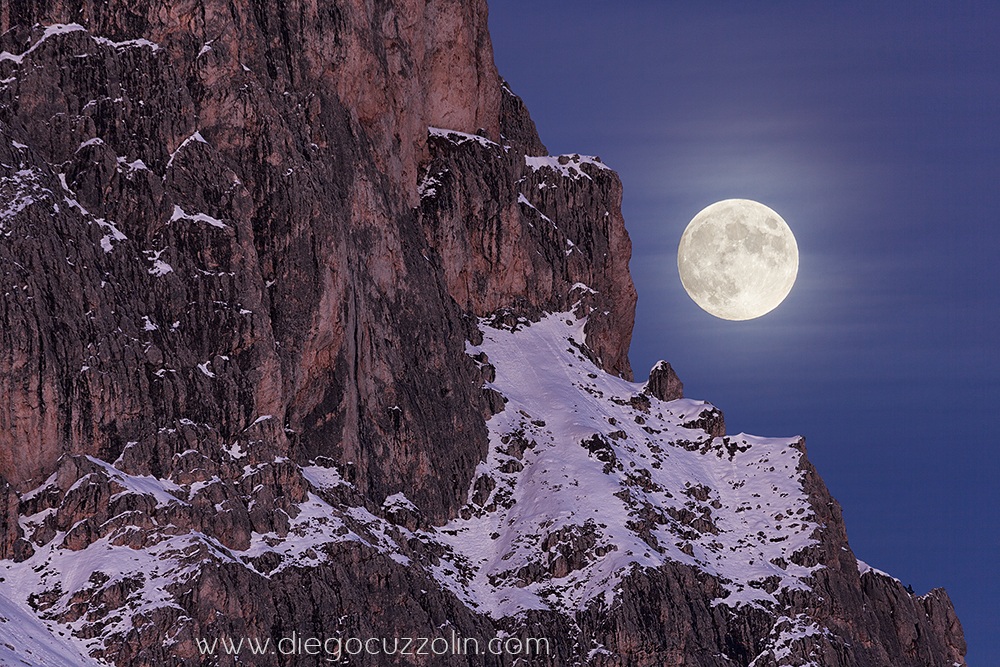 Full moon on the crest