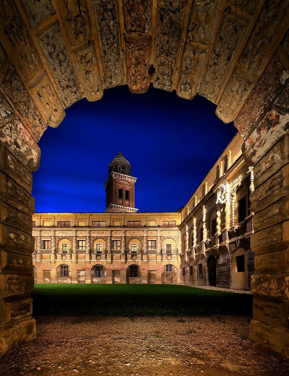 Mantua - the courtyard of the show