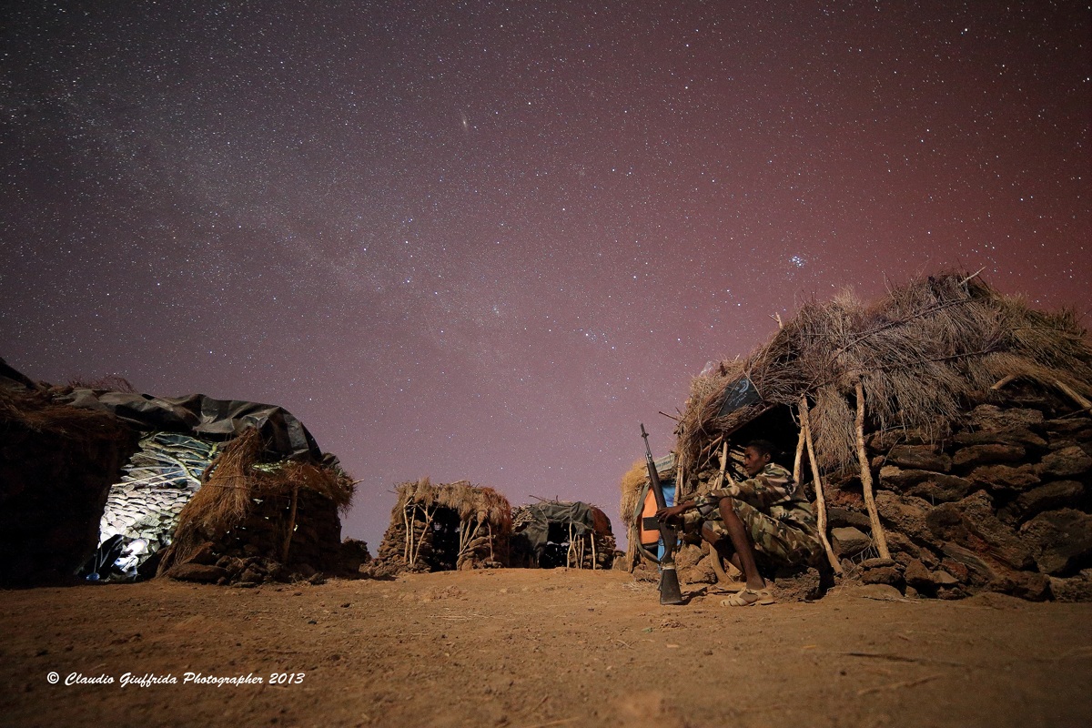 Cala la notte sull'Erta Ale.