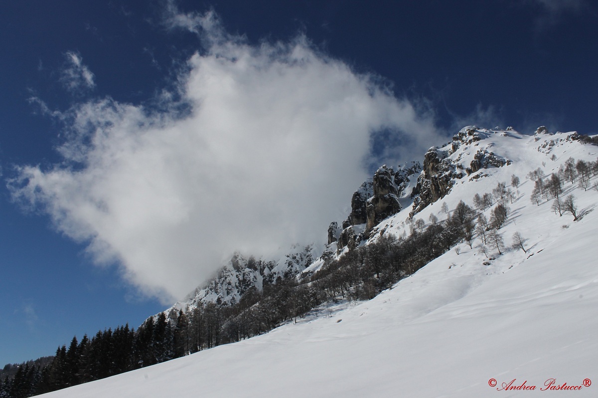 a braccetto la nuvola e la montagna