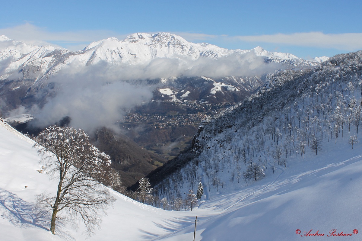 dal bianco giù fin verso la vallata