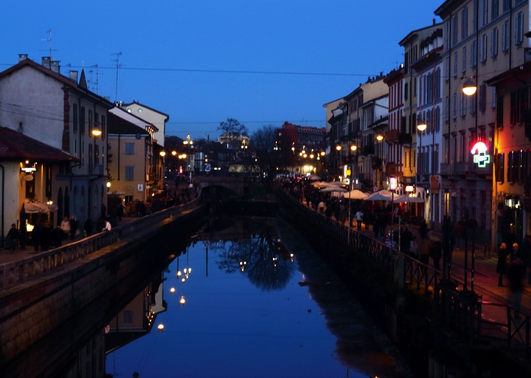Ora blu sul Naviglio grande