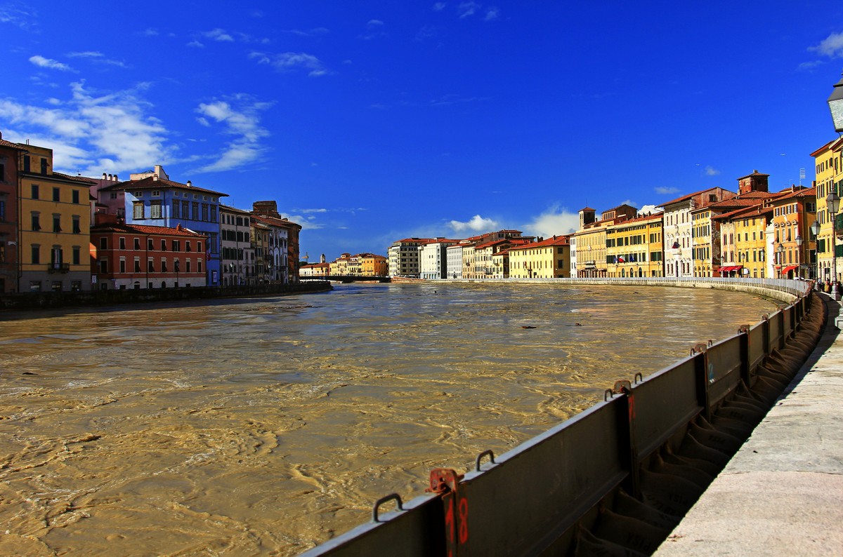 La curva dell'Arno in piena