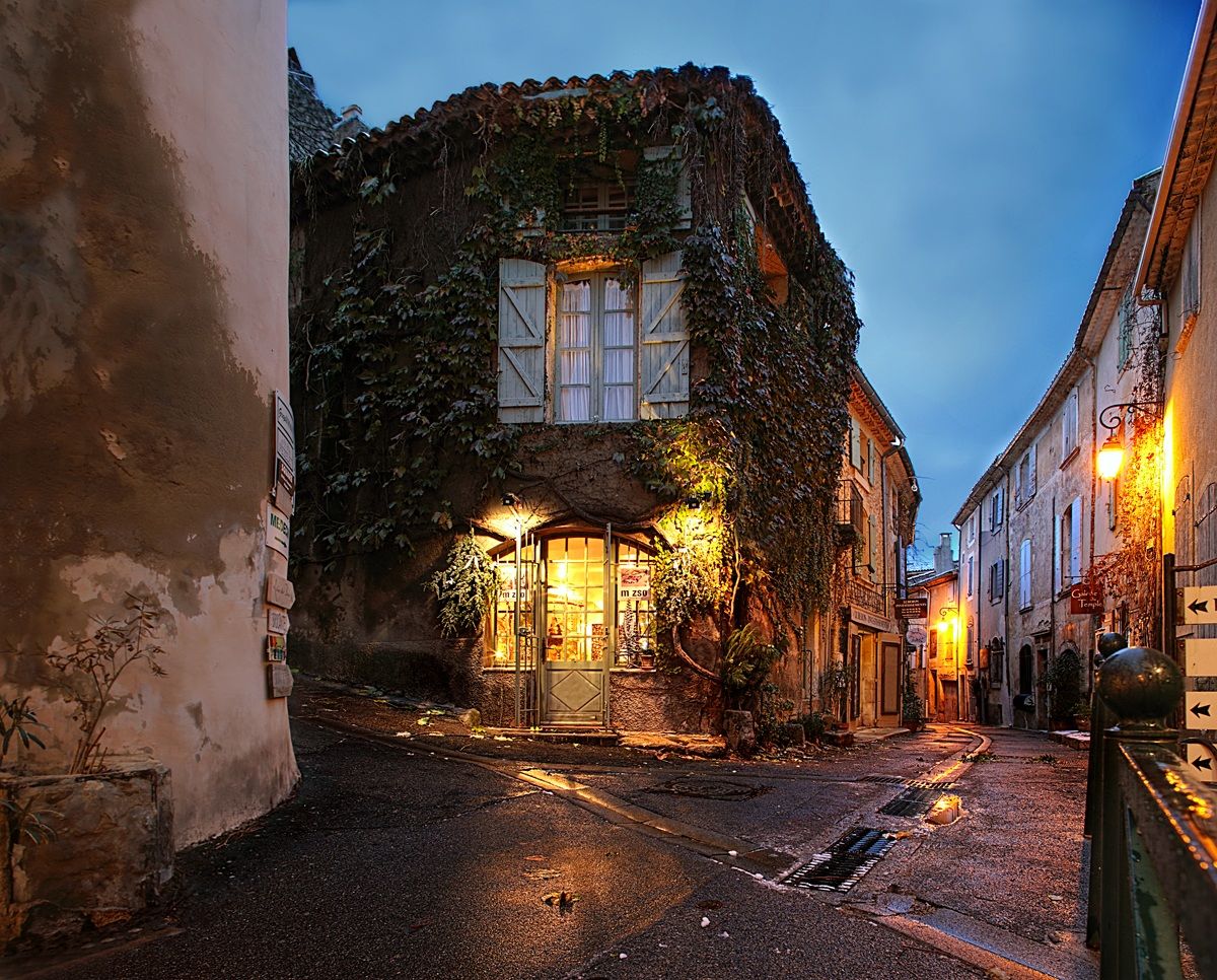 Lourmarin in the blue