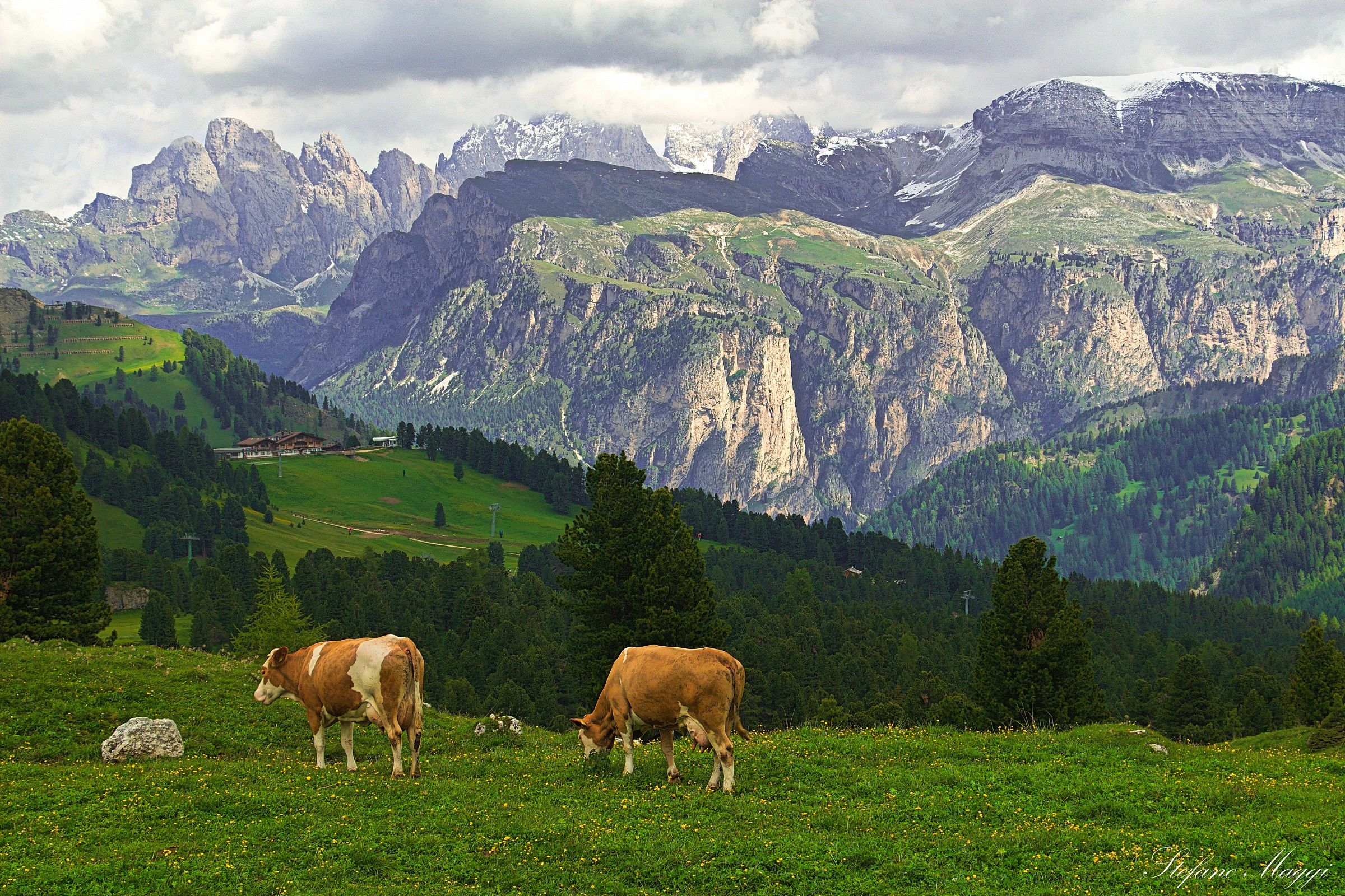 Salendo verso il Passo Pordoi