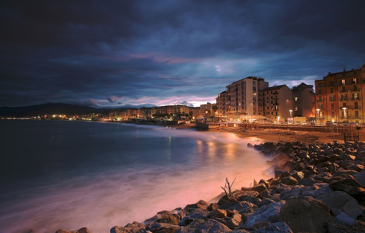 A strip of light on the sea .... Savona