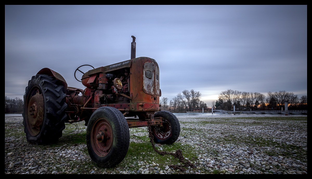 Antico trattore abbandonato