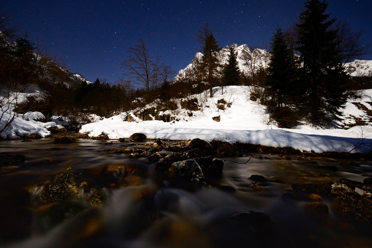 Ruscello con cielo stellato