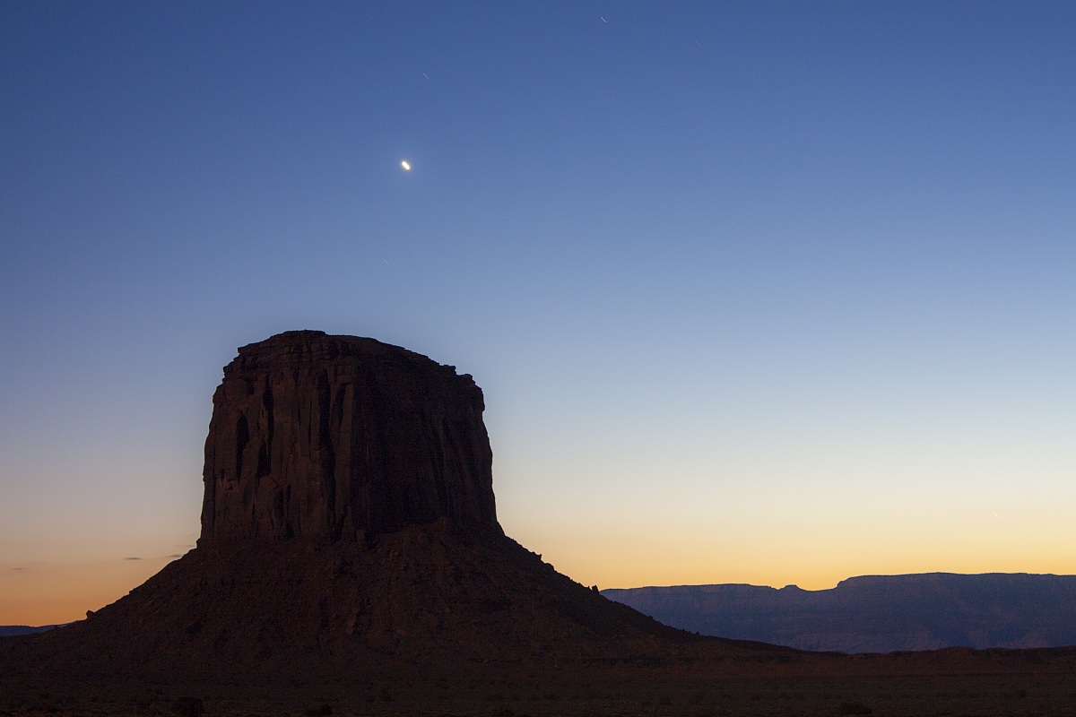Monumento Valley by night