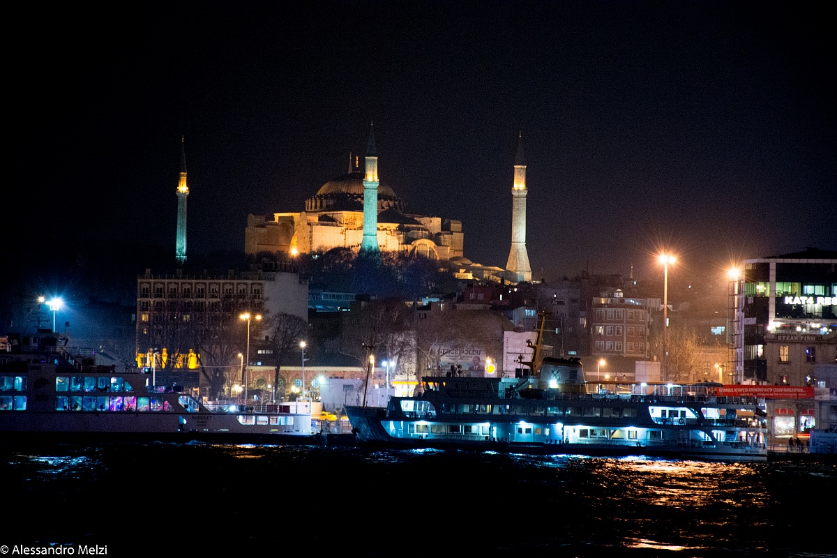 Paesaggio notturno sull'acqua
