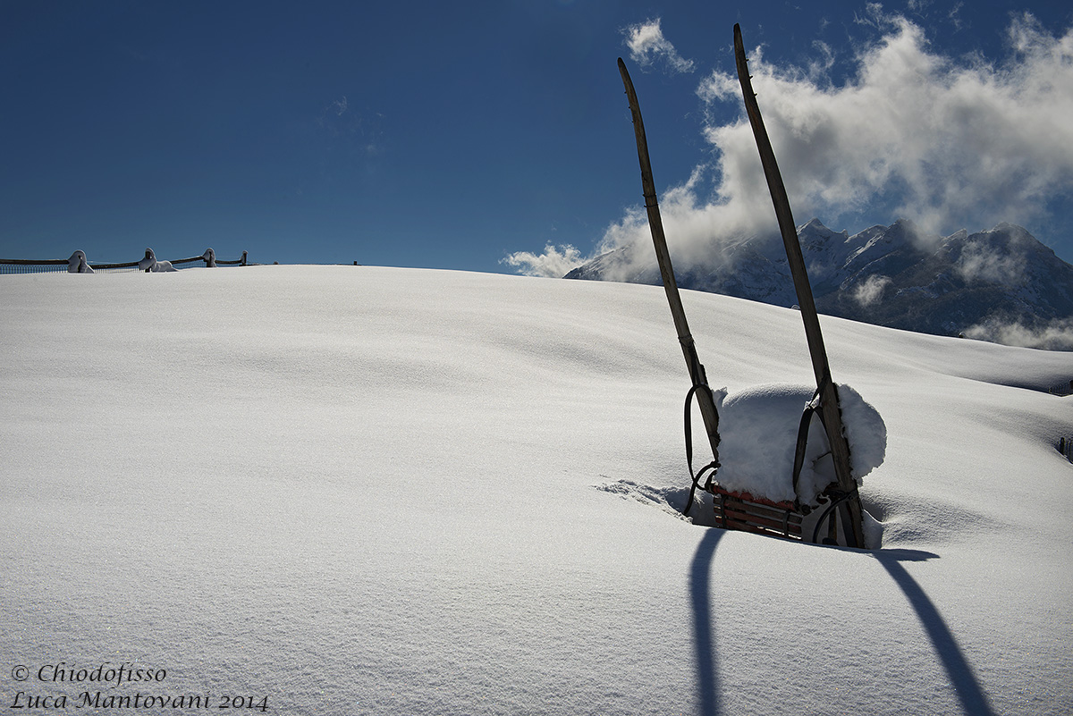 Carretto nella neve con il Resegone sullo sfondo