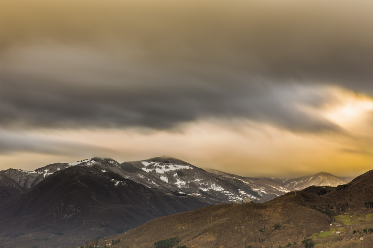 Nuvole gialle sulle cime