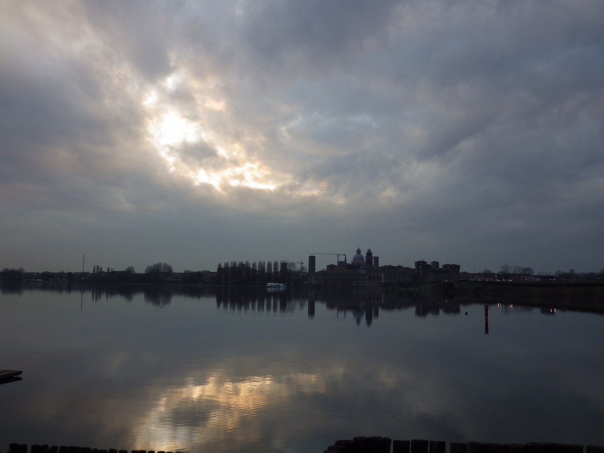 Mantova Skyline - Sole dietro le nuvole