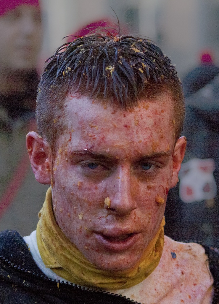 Ivrea, battaglia delle arance...spremuta sul viso..