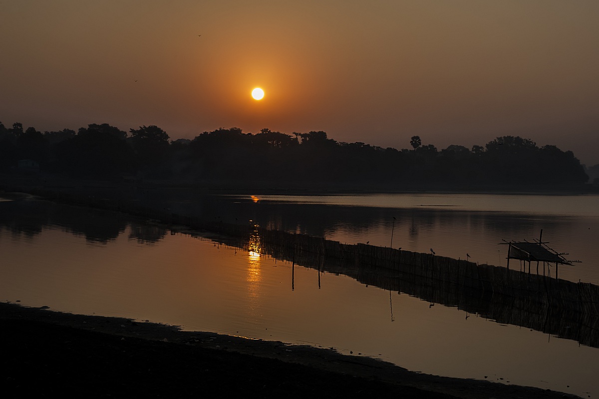 Burma; dawn at U Bein 's Bridge