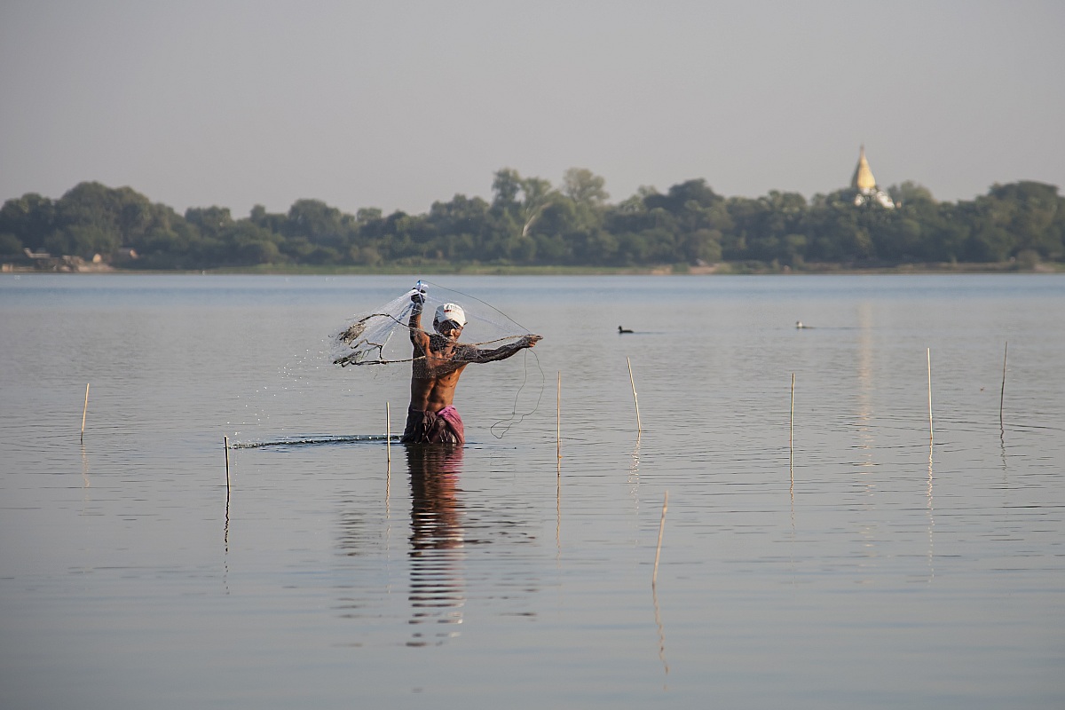 Fisherman in the lake Thaunthaman