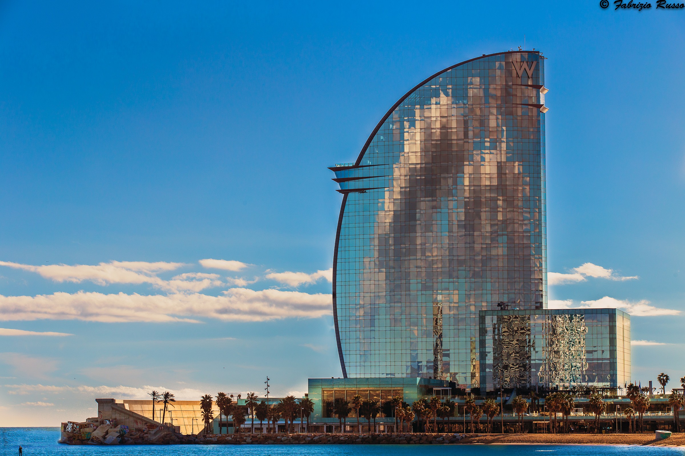 Piccolo uomo vs struttura gigante