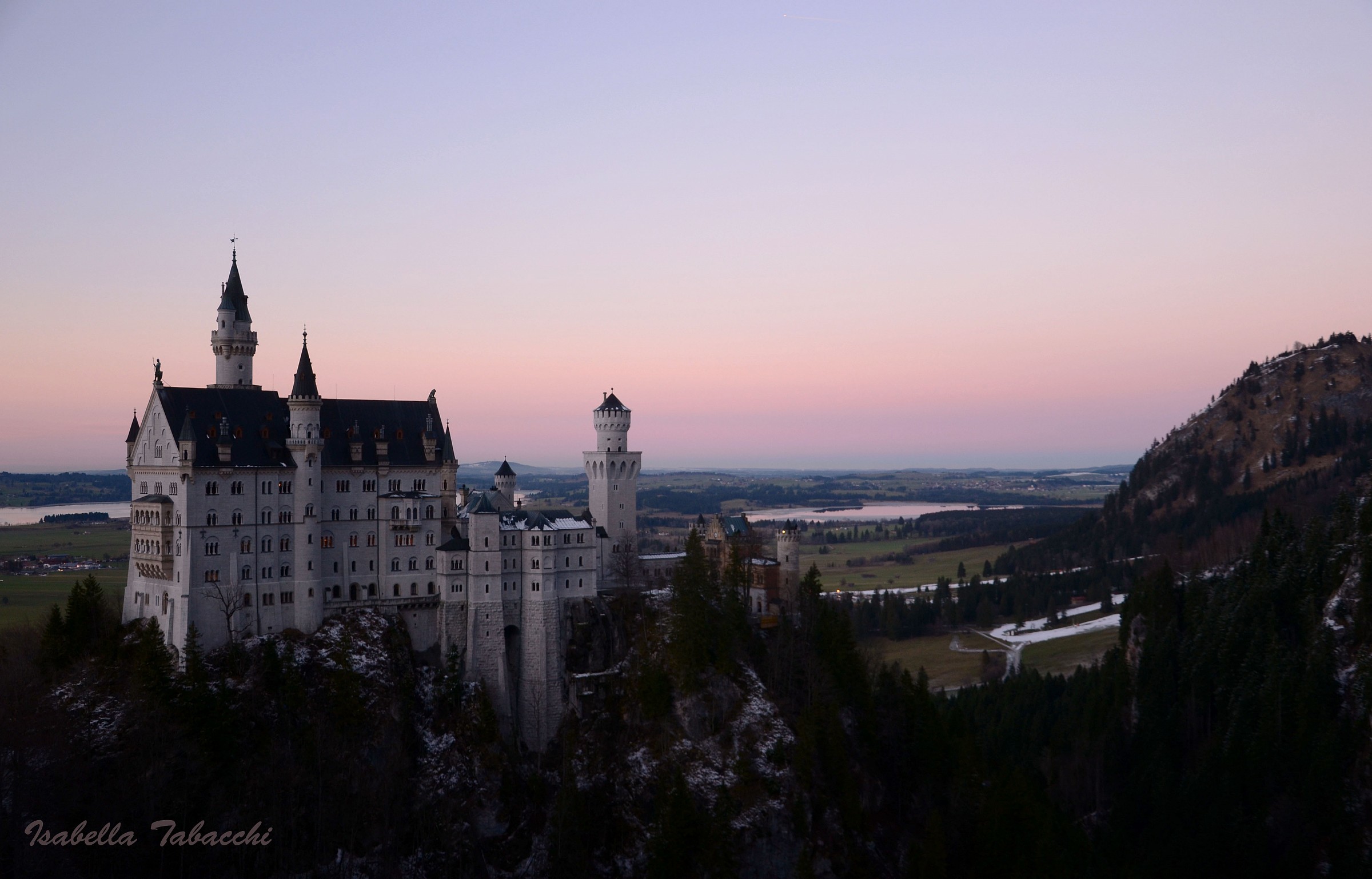Il castello di Neuschwanstein dopo il tramonto