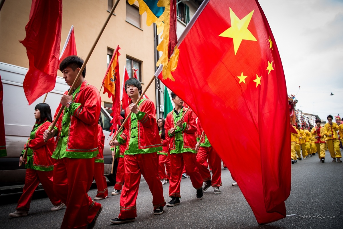 Giovani Cinesi sfilano per le strade di Prato