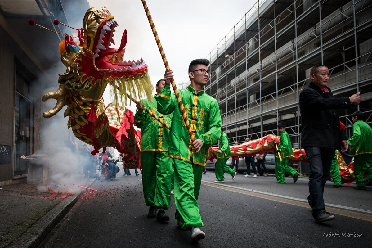 Giovani Cinesi portano il Dragone per le strade