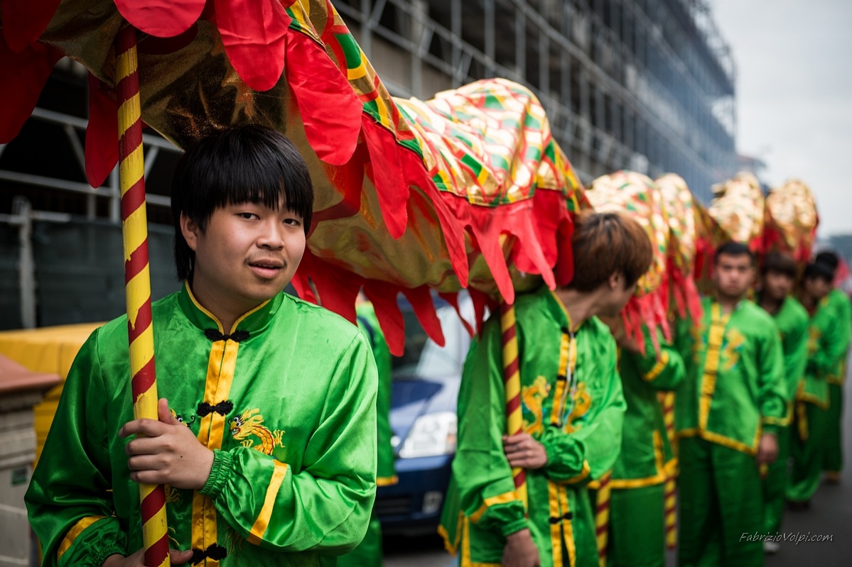 Giovani Cinesi portano il Dragone per le strade