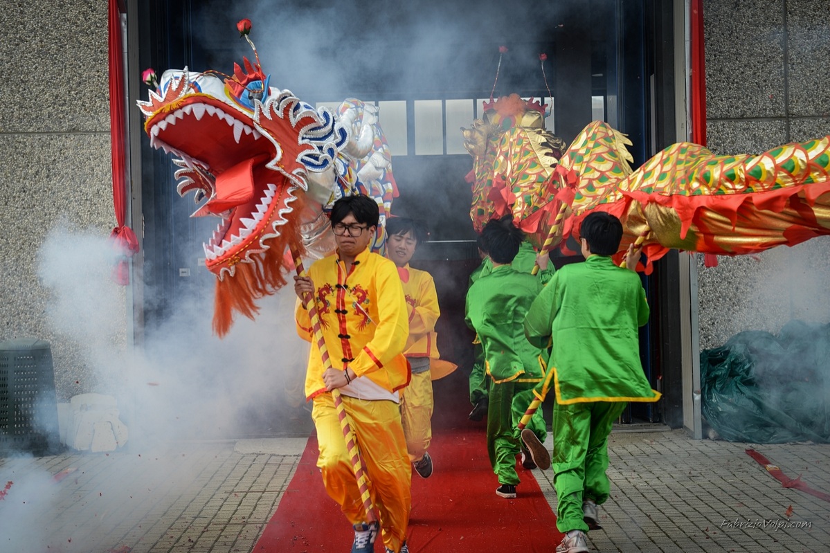 Giovani Cinesi portano il Dragone tra petardi e razzi