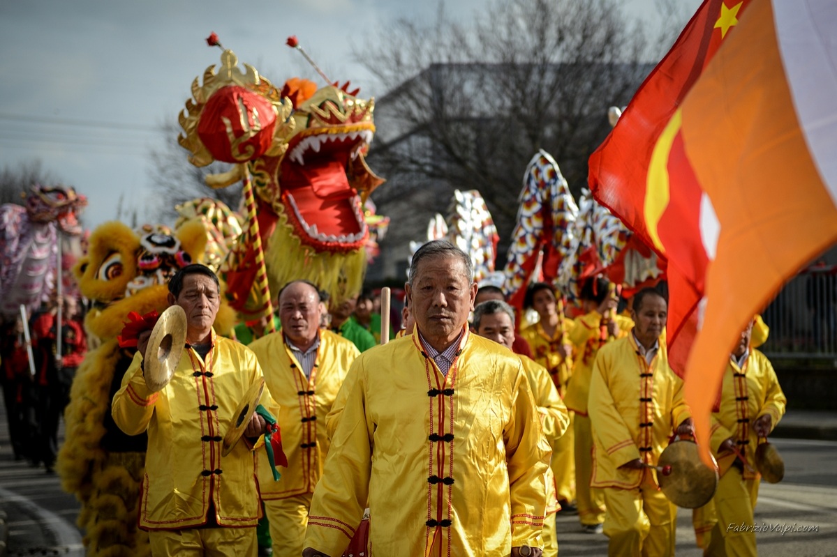 Cinesi portano il Dragone per le strade di Seano