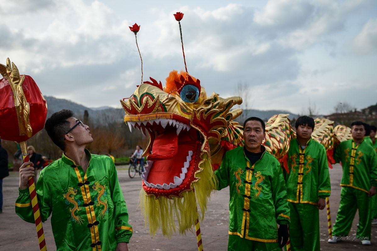 Giovane Cinese sembra sorpreso dal Dragone