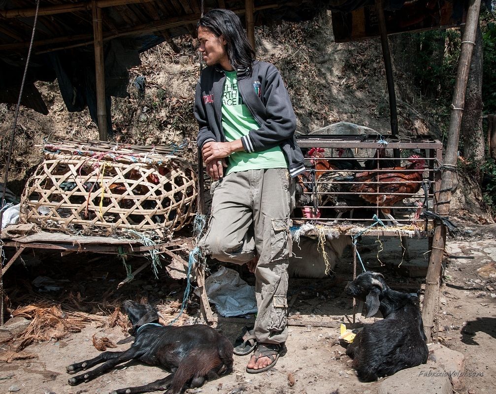 Il mercato prima del tempio dove comprare le offerte