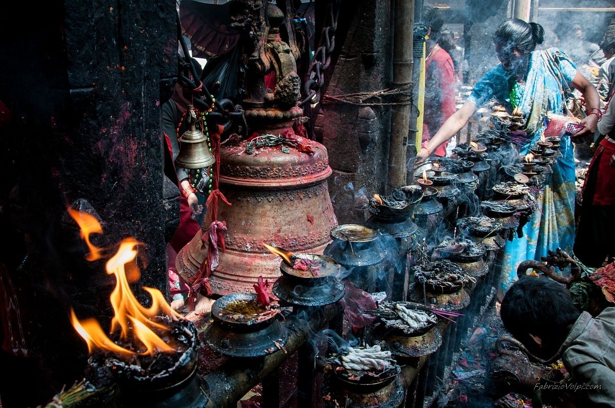 L'incenso e le candele accese fuori del tempio