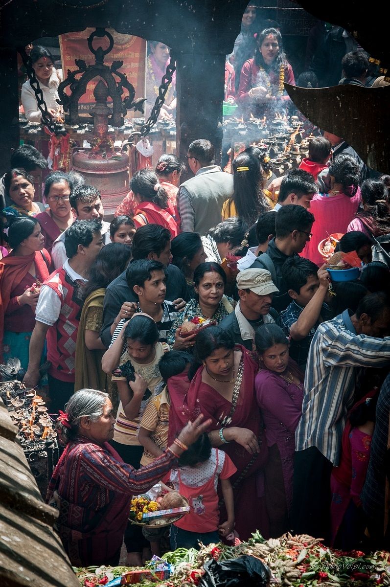 I pellegrini si accalcano per fare le offerte alla Dea