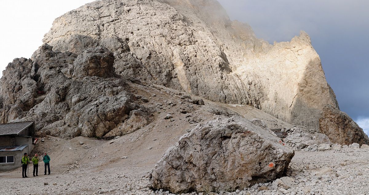 Presso il rifugio Toni Demetz (Sassolungo)