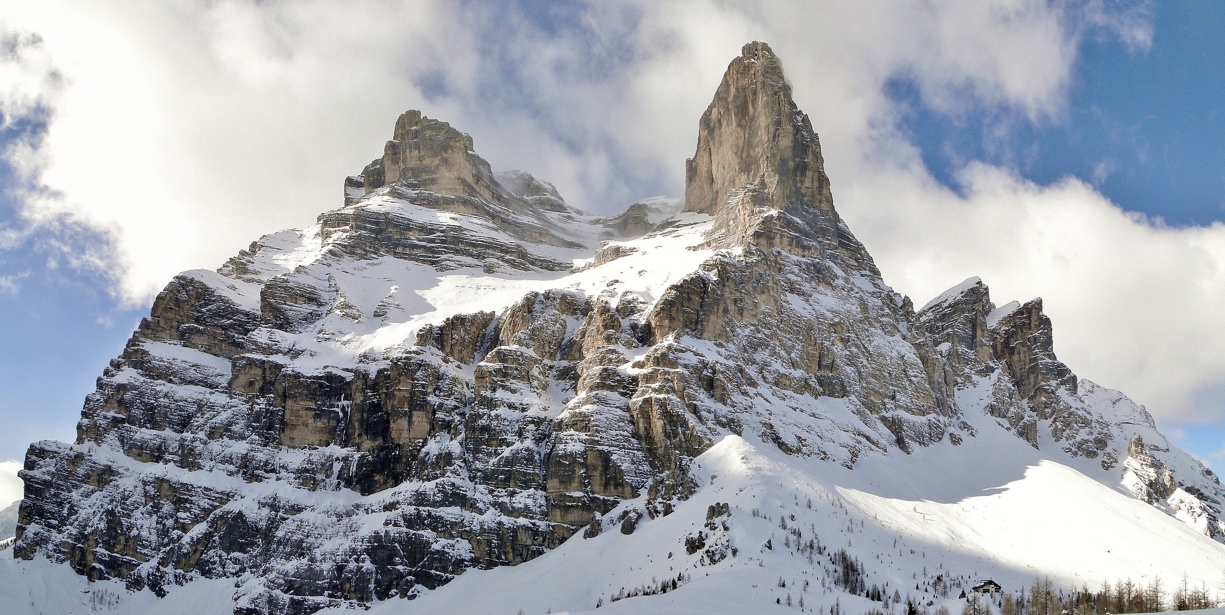 Il maestoso Pelmo e il rifugio Venezia