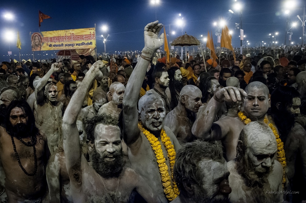 Il corteo dei Nagababa inizia a muoversi verso il Gange