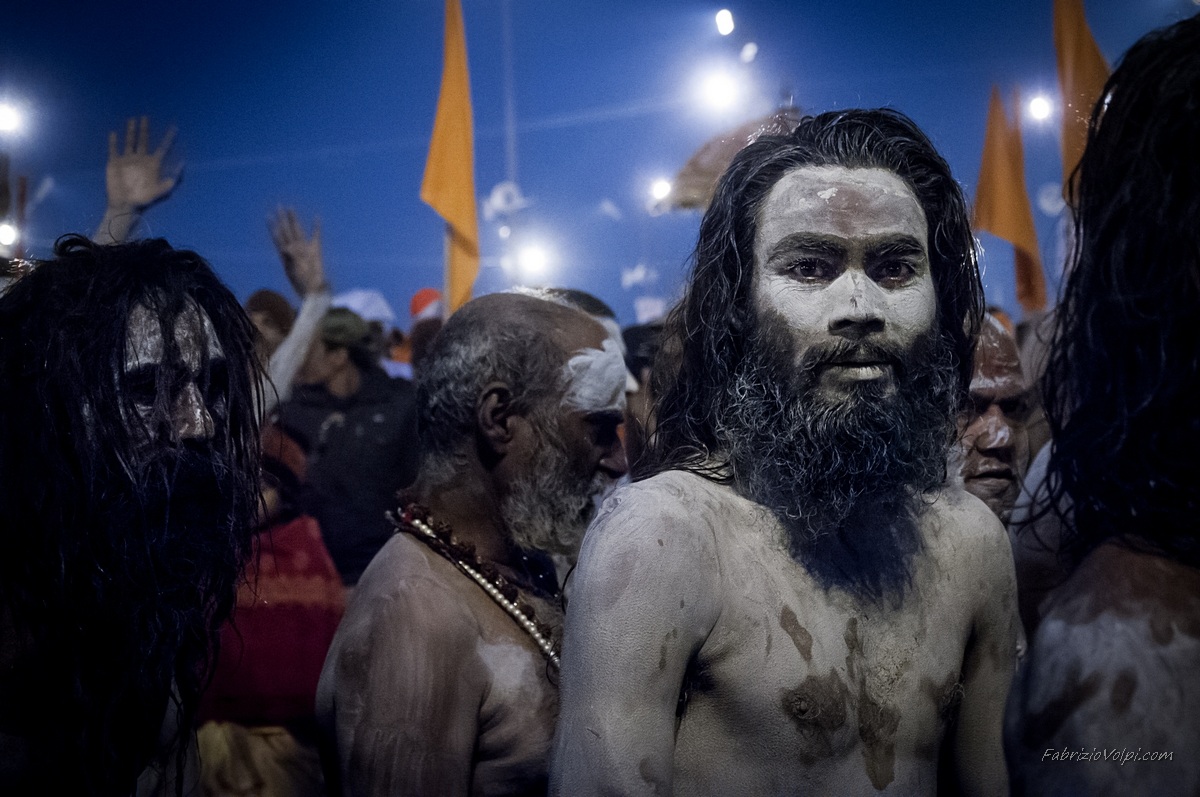 Il corteo dei Nagababa inizia a muoversi verso il Gange