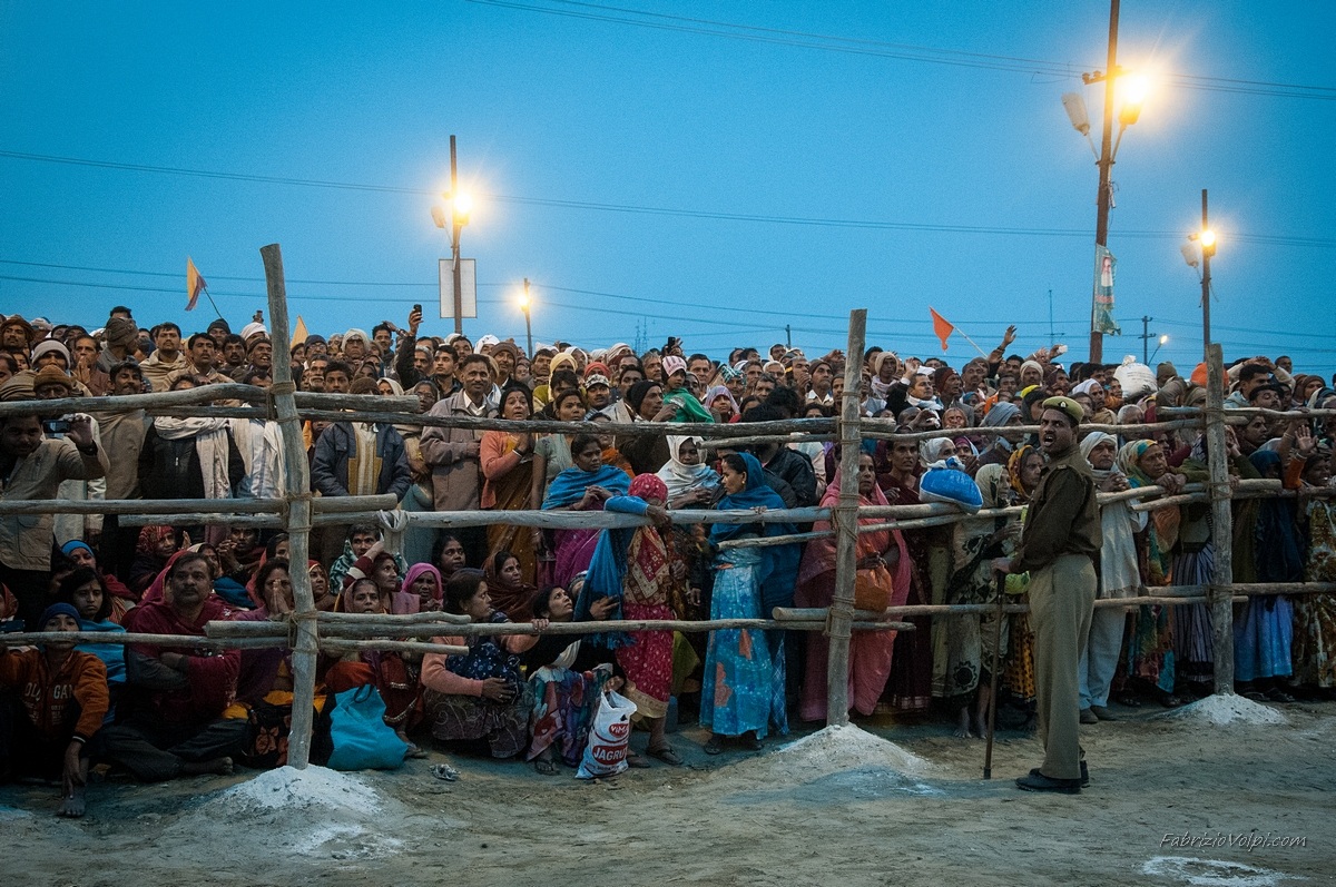 Due ali folla attendono da ore il passaggio dei Sadhu