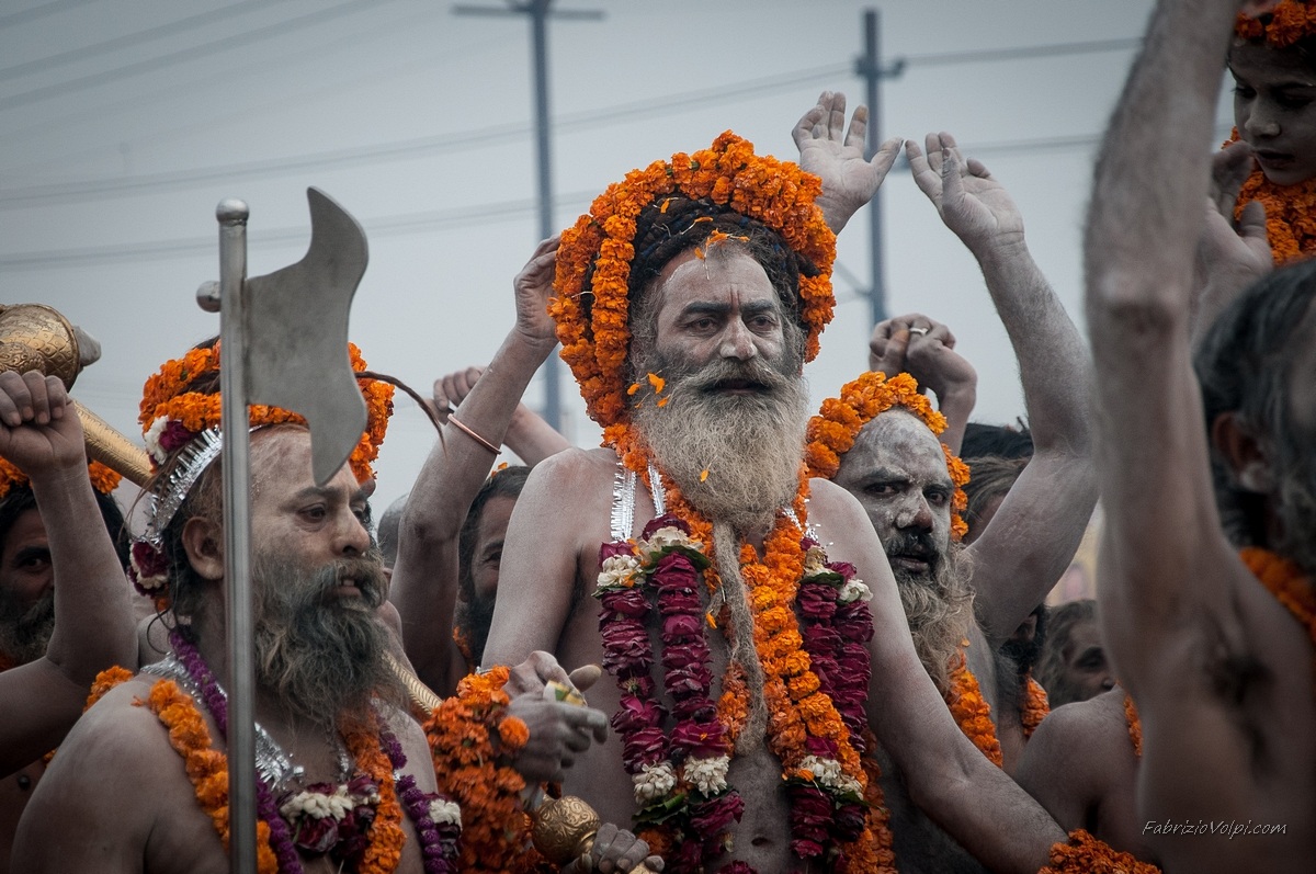 Il "Santone" è scortato dai suoi fedeli