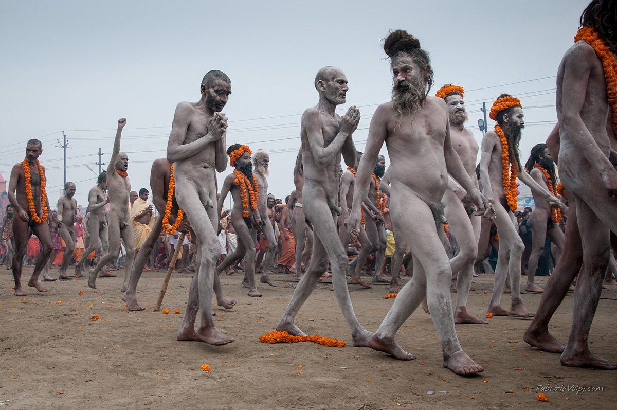 Alcuni Nagababa pregano mentre si avvicinano al Bagno