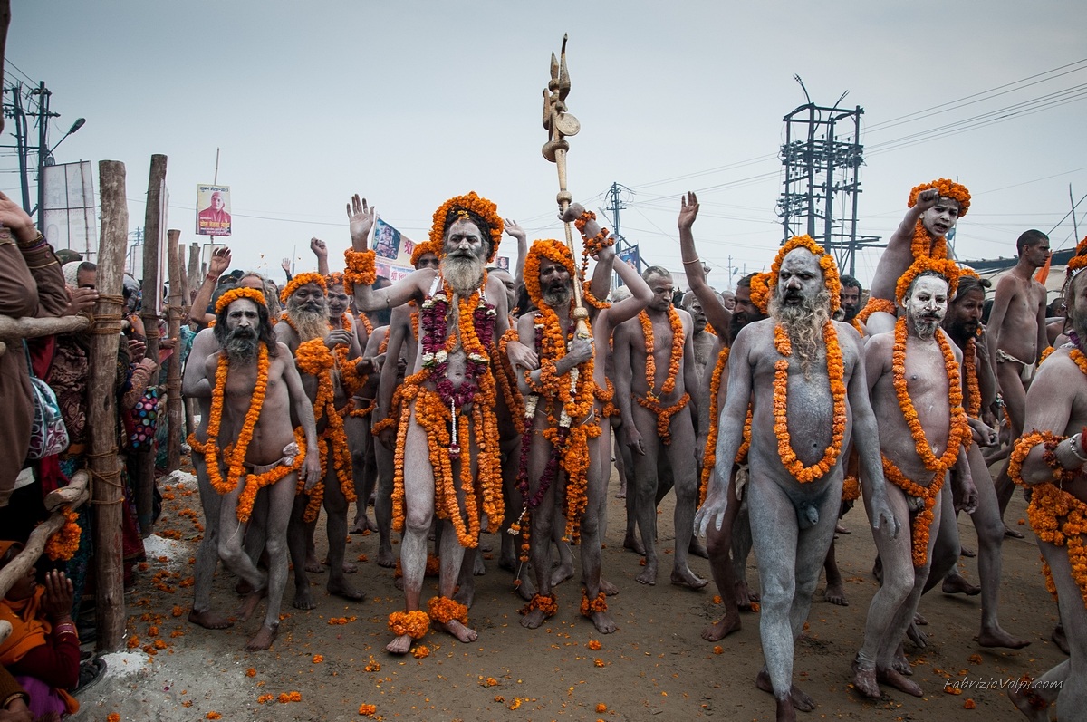 Il "Santone" passa vicino alla folla dei pellegrin...