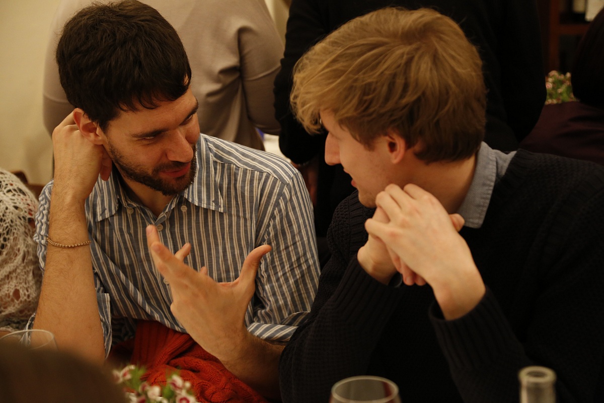 Cena con discussione accaldata: Michele senza maglione