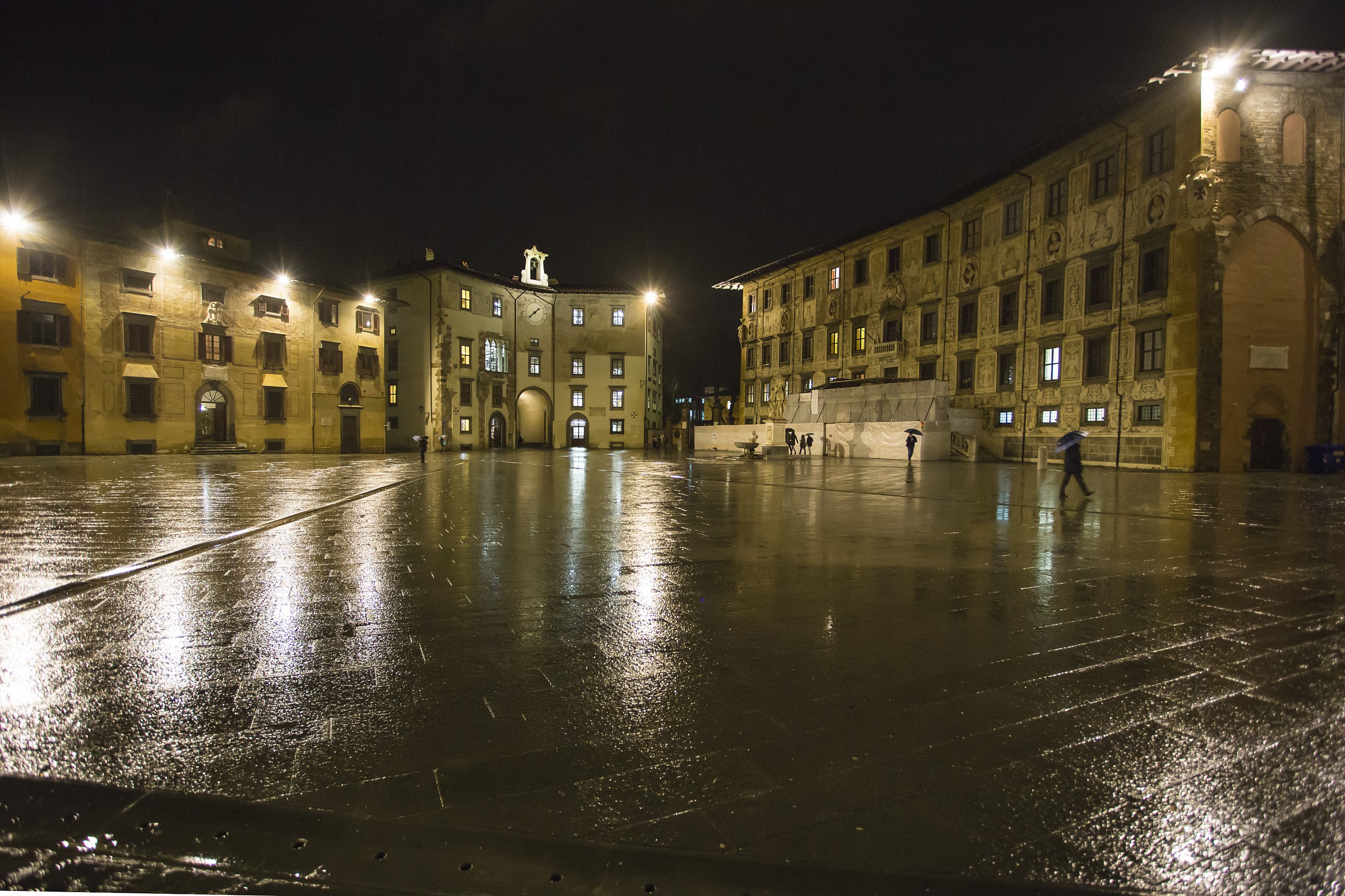 La Normale in una notte piovosa