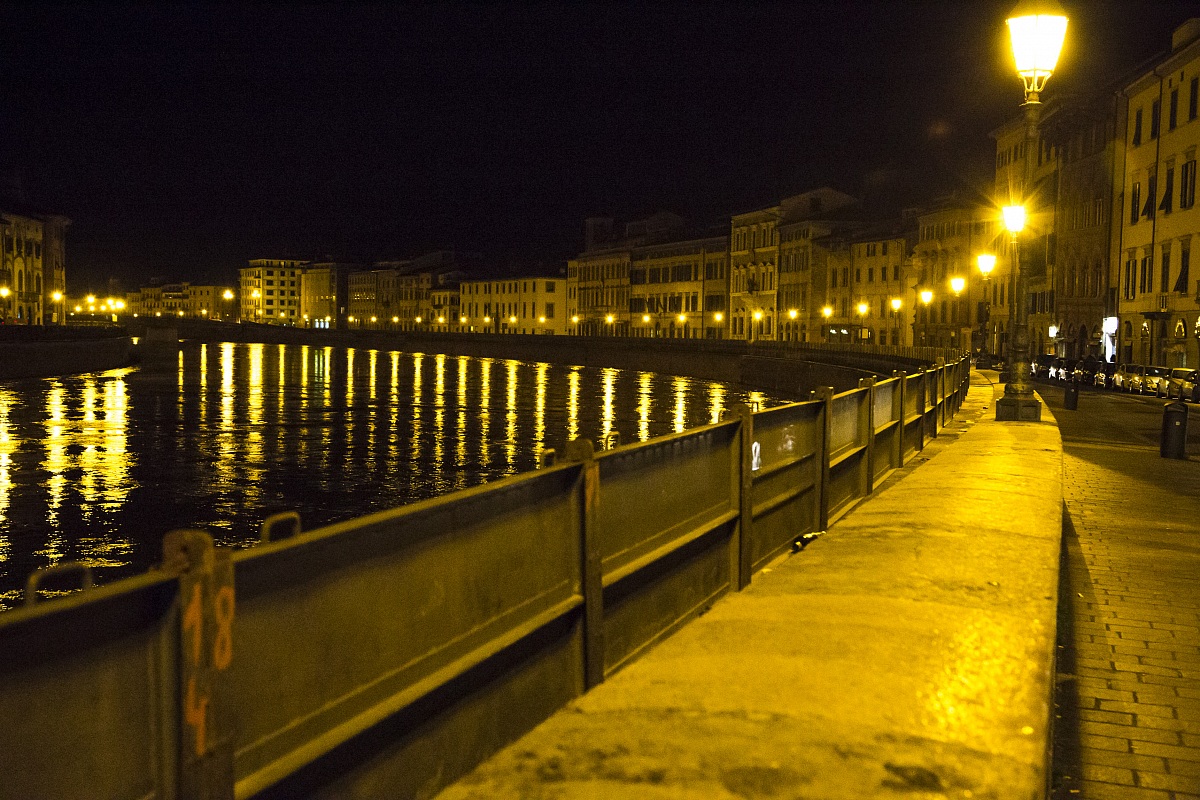 Passeggiata lungo l'Arno in piena