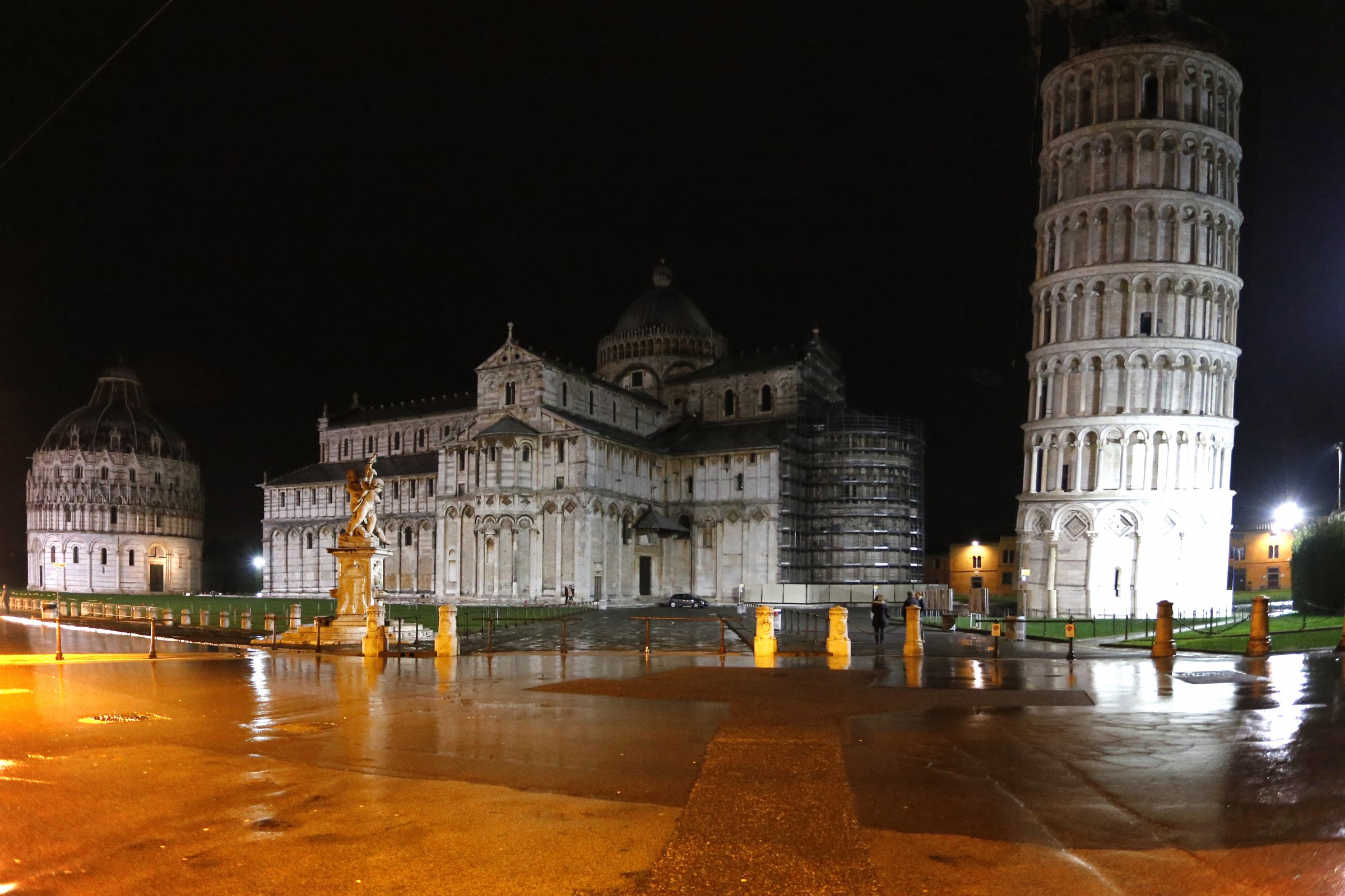 Solo noi, la torre, la cattedrale e la pioggia