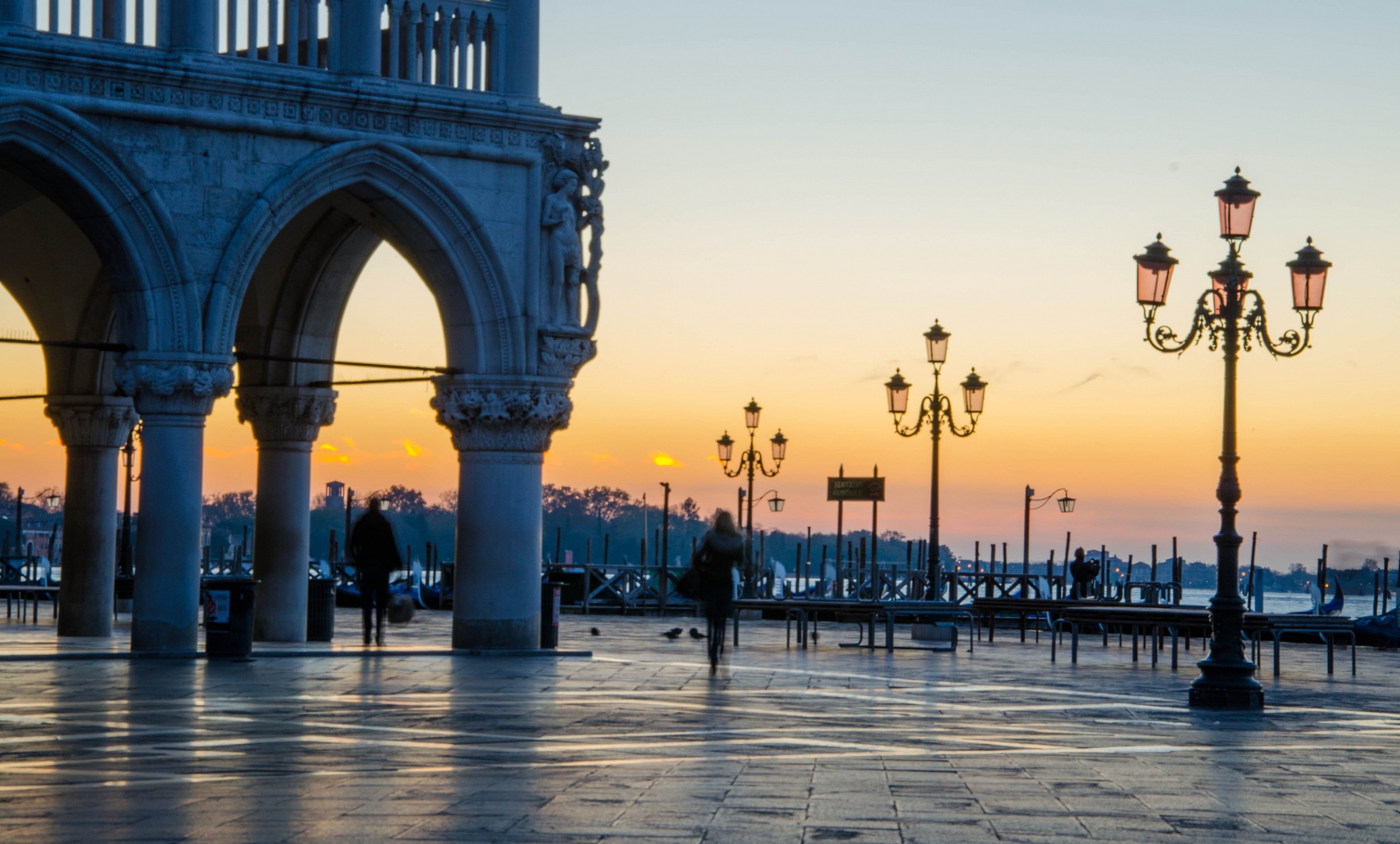 Si comincia all'alba sulla laguna..