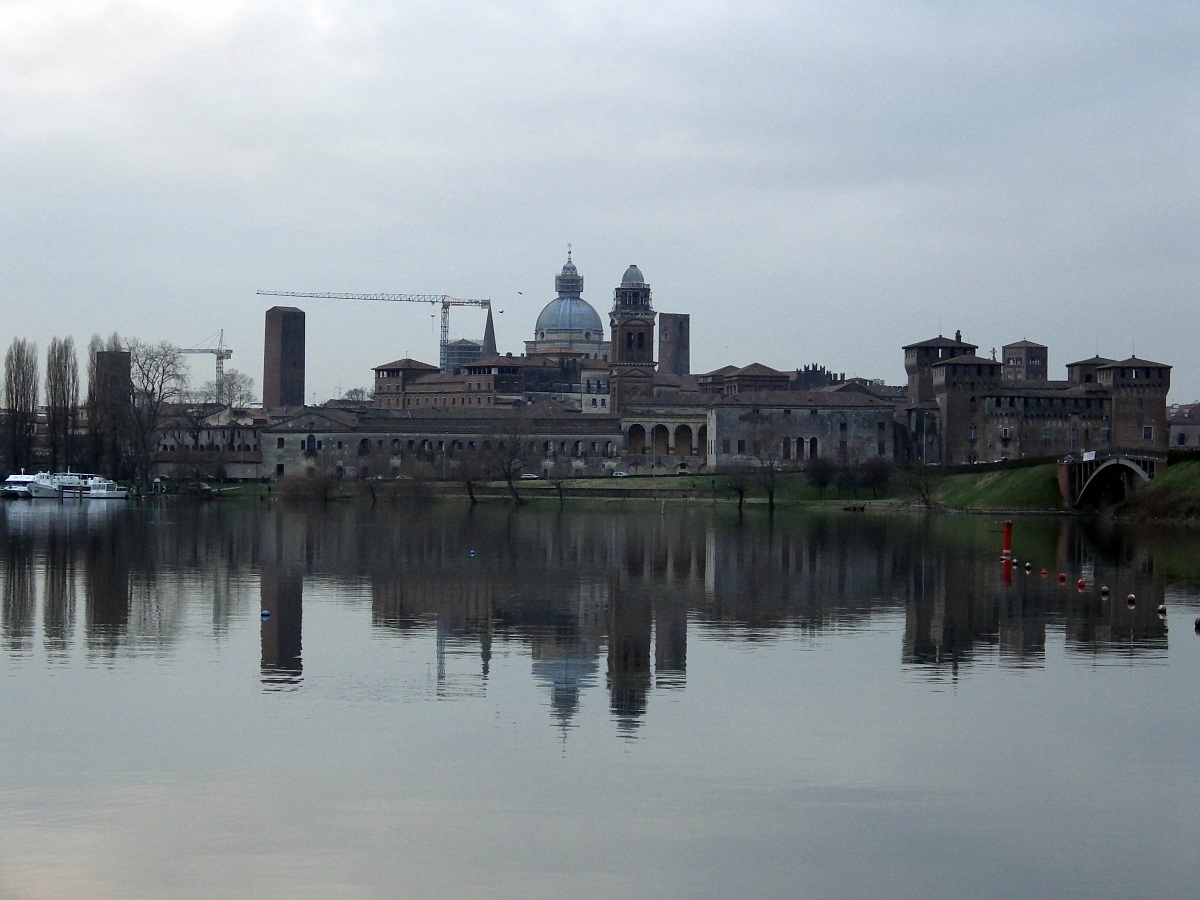 Mantova riflessa nel lago