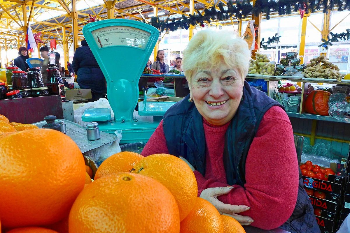 Le donne del mercato coperto di Adler-Sochi. (Russia)