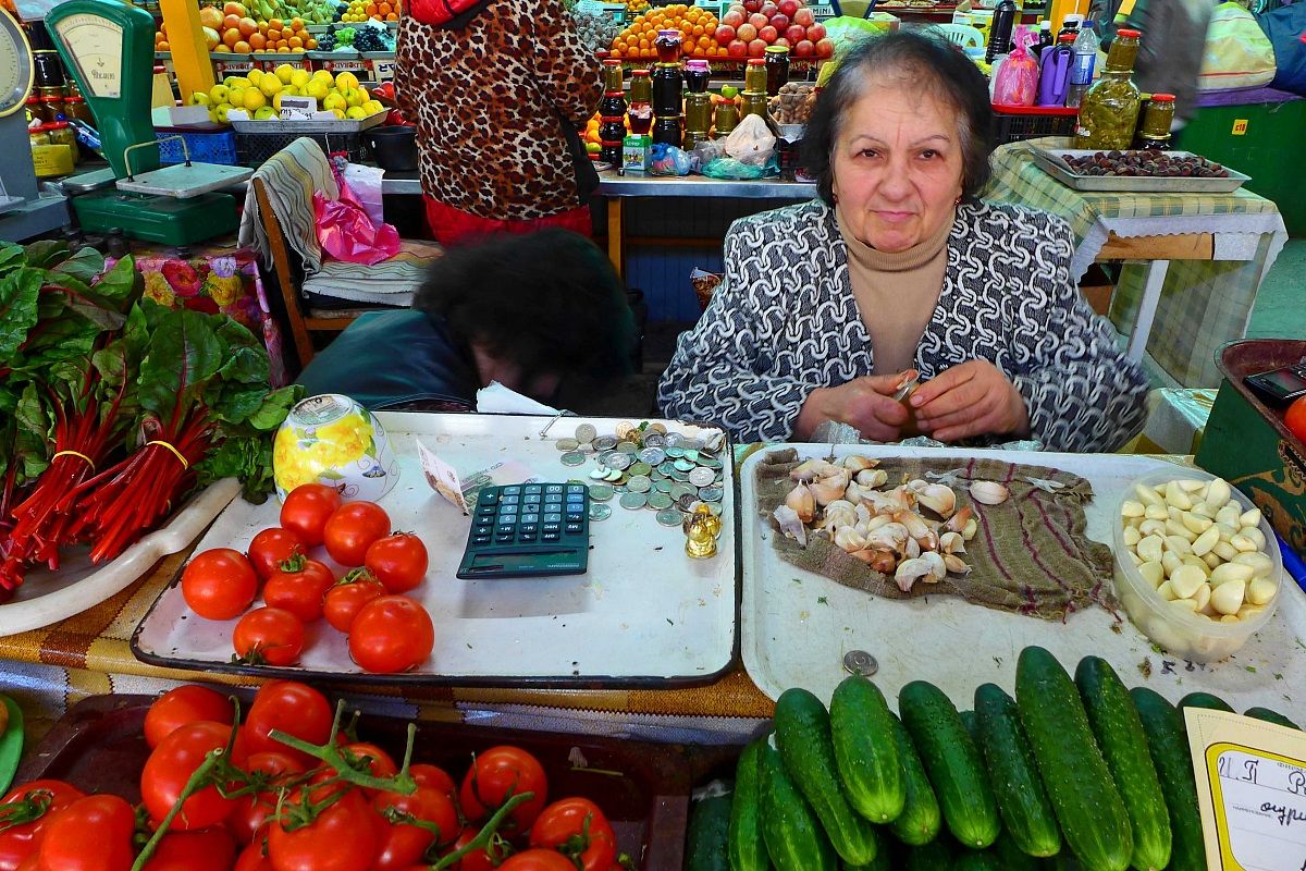 Le donne del mercato coperto di Adler-Sochi. (Russia)