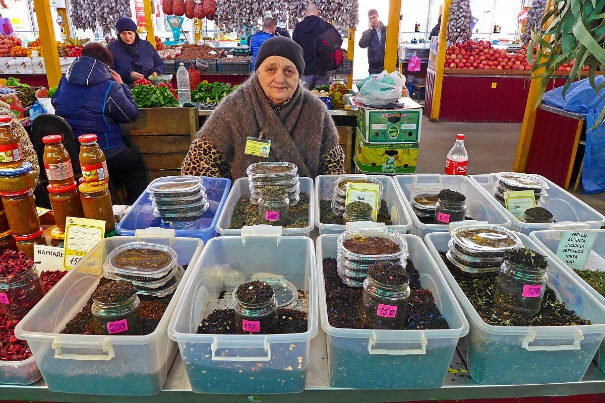 Le donne del mercato coperto di Adler-Sochi. (Russia)